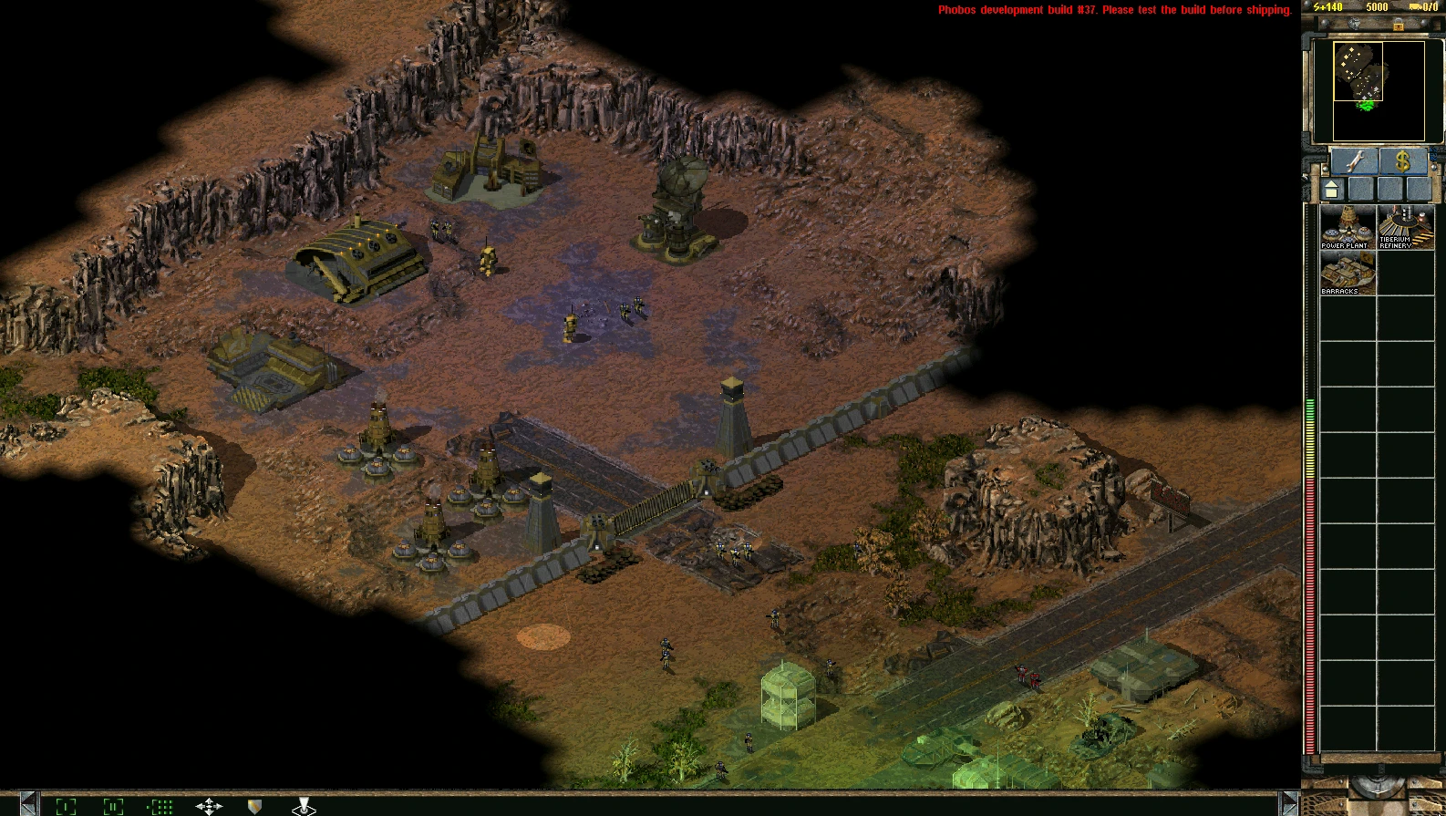 Снимок экрана базы на тиберианской местности с укреплениями и солдатами в интерфейсе мода Kane's Root Canal