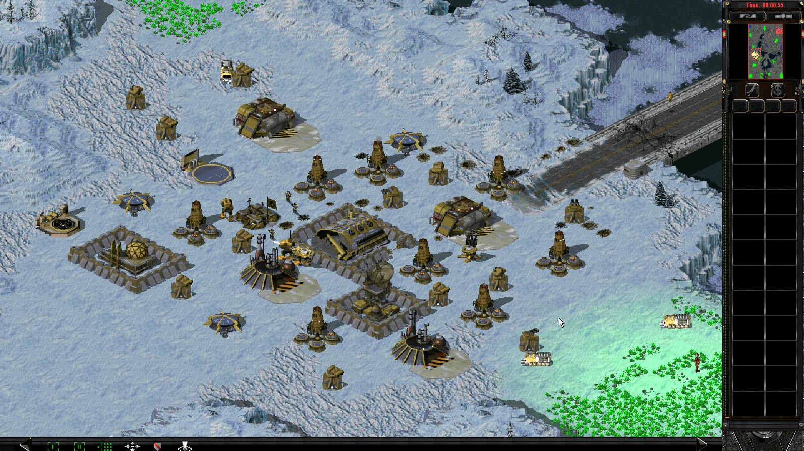 База мода Command & Conquer Yuri's Revenge с защитными турелями на снежной местности и дорогой