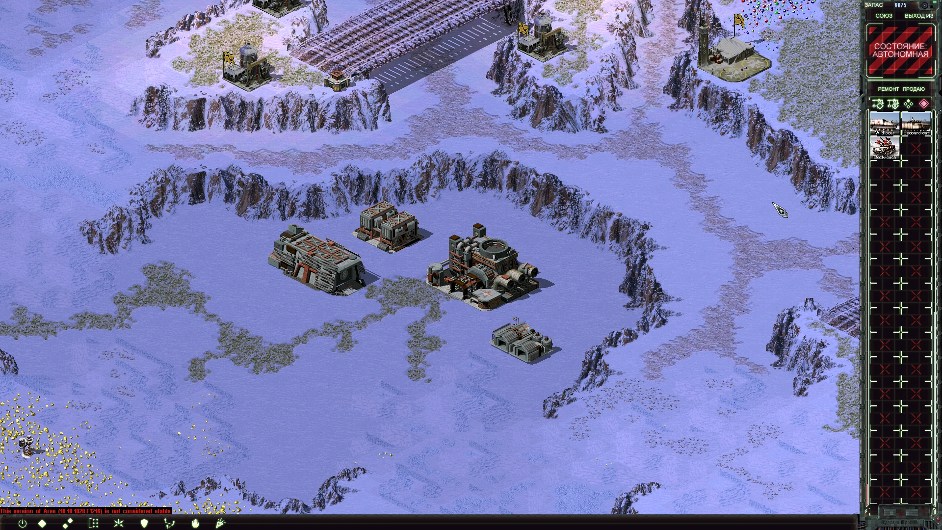 Captura de pantalla que muestra una base militar nevada compacta con edificios, acantilados rocosos y recursos amarillos en el mod World Axletree para Command & Conquer Yuri's Revenge