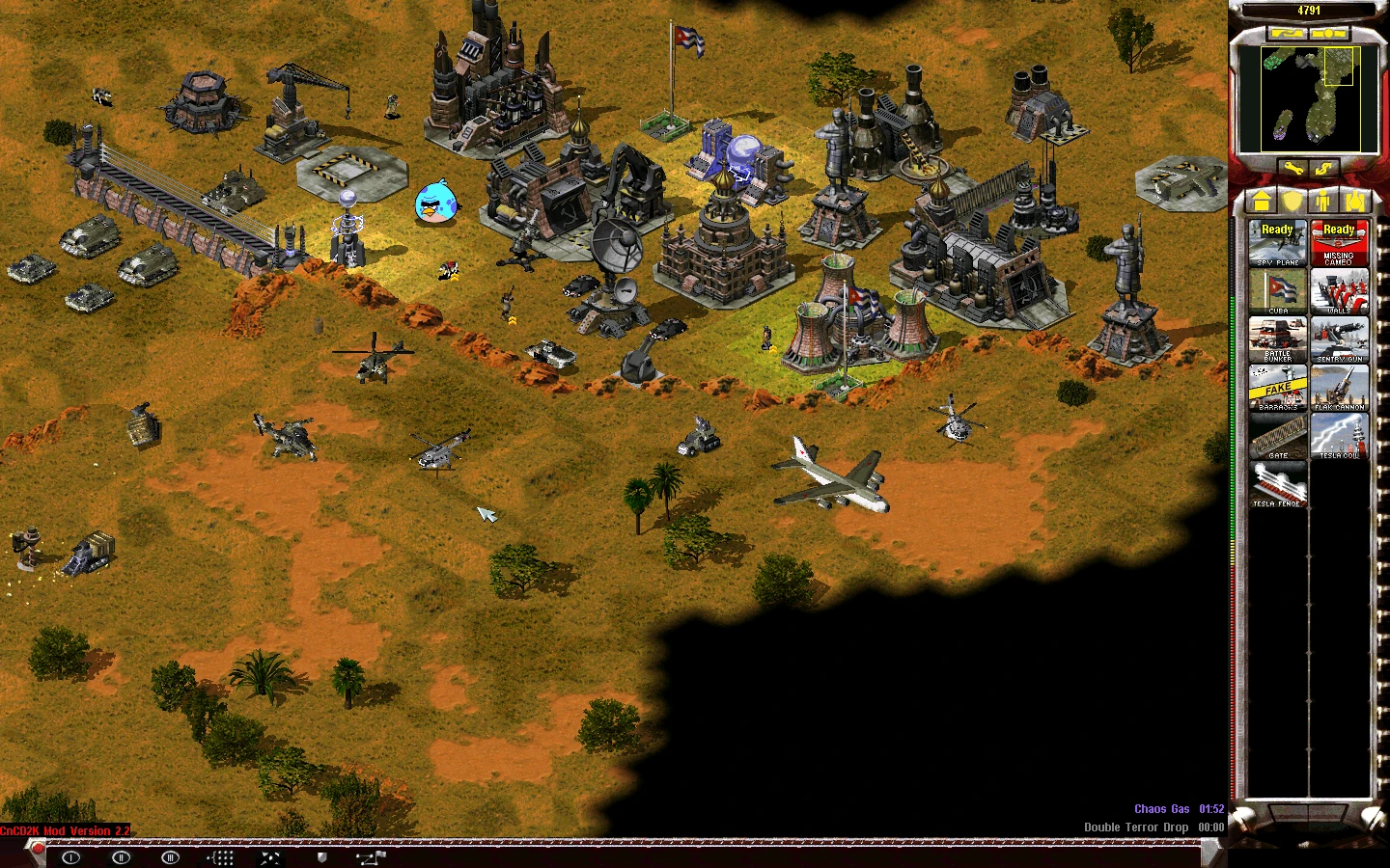 Скриншот мода Command & Conquer Yuri's Revenge с построенной базой, зданиями, техникой и тактической картой