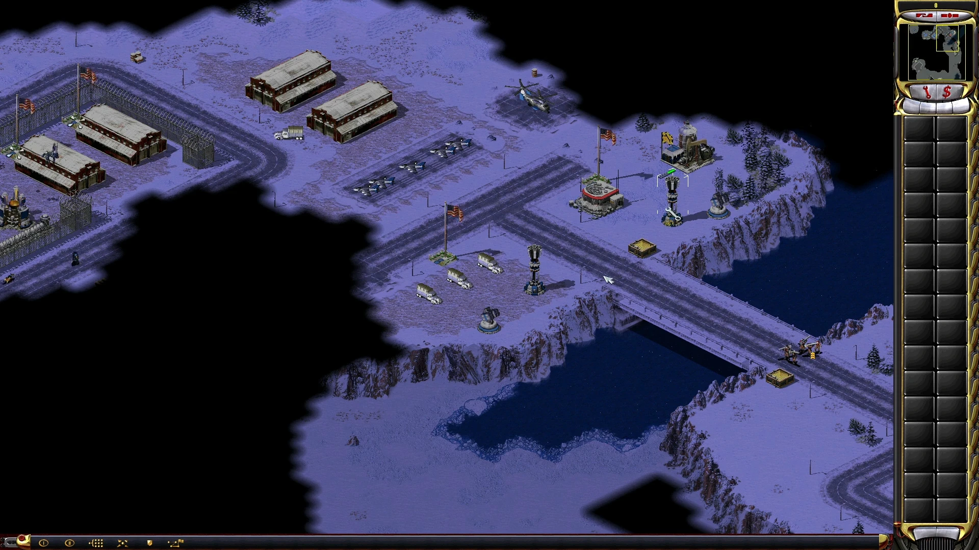 Base táctica nevada de noche con aviones y torres defensivas en el mod Yuri's Revenge Re-Engagements