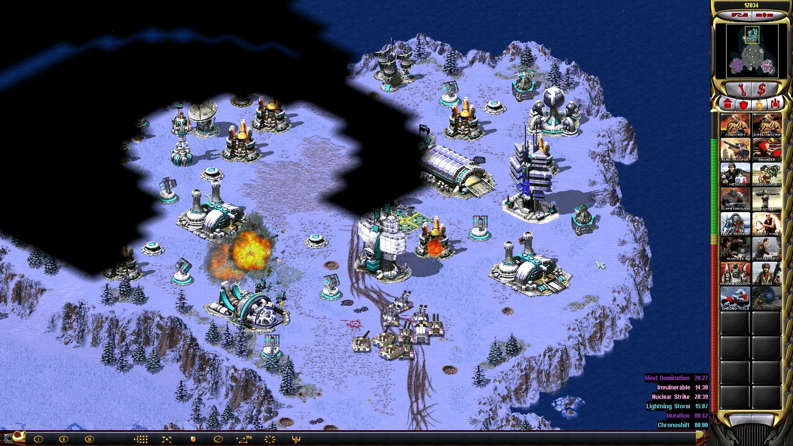 Screenshot einer verschneiten Basis von Command & Conquer: Yuri's Revenge unter Angriff mit sichtbaren Explosionen und Einheiten