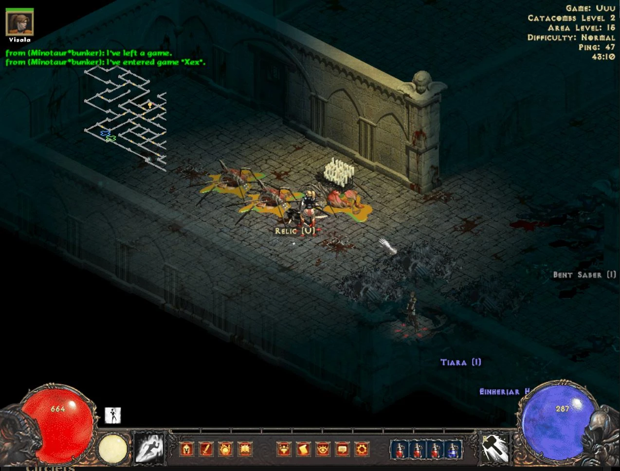 Captura de pantalla de Diablo II Median XL que muestra la jugabilidad en el Nivel 2 de Catacumbas con un personaje jugador y varios objetos.