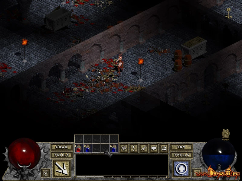 Персонаж досліджує слабо освітлене підземелля в Diablo I HD Mod Belzebub, оточений уламками та факелами. Інтерфейс показує кулі здоров'я та мани, інвентар і навички.