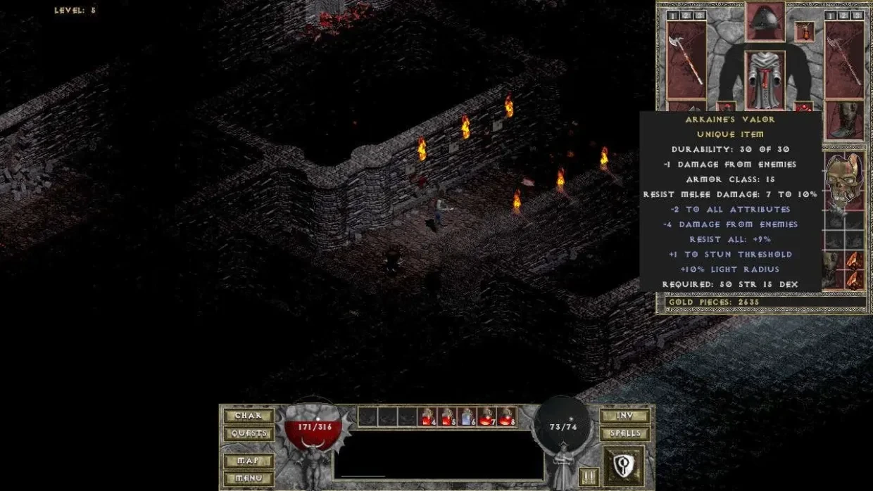 Un jugador navega por una mazmorra oscura en el mod Diablo Tchernobog, descubriendo el objeto único Arkaine's Valor con varios atributos y resistencias.