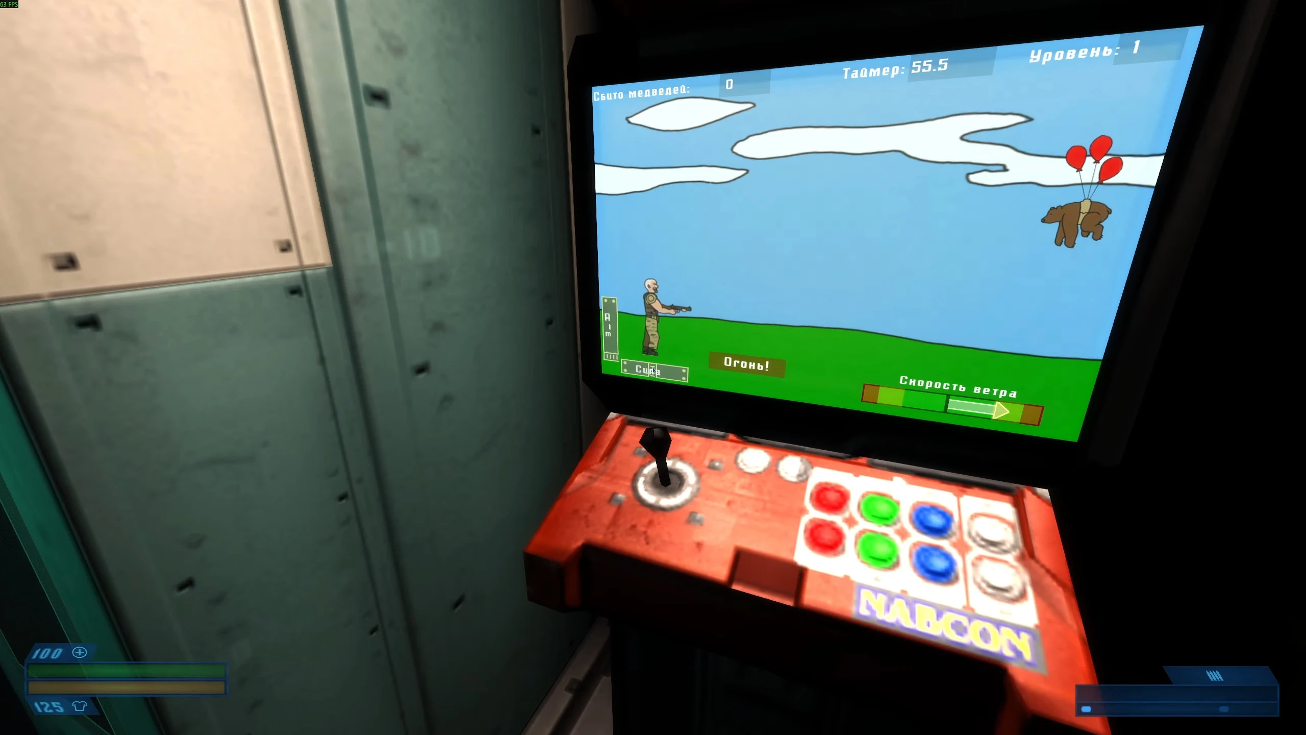 Pantalla de máquina arcade en mod ruso de Doom 3 con un soldado caricaturesco disparando a globos atados a un oso