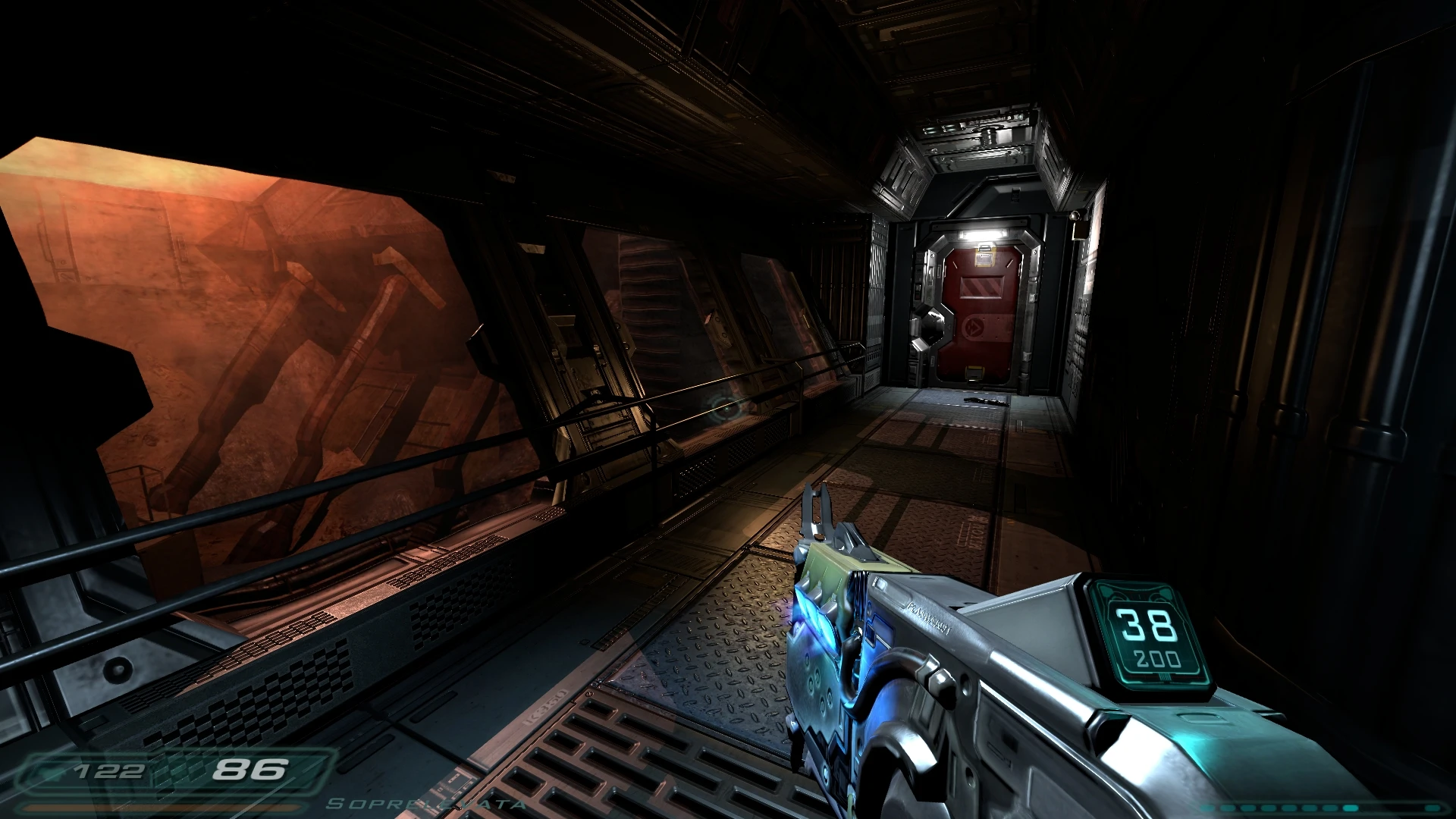 Widok z pierwszej osoby na metalowy korytarz z wskaźnikiem amunicji broni w modzie Doom 3 HD