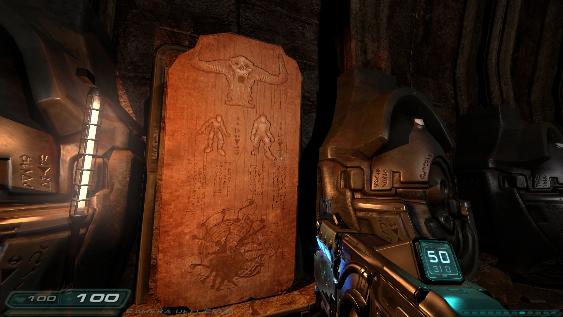Widok w grze dużej starożytnej kamiennej tablicy z wyryciami i futurystycznym HUD broni pokazującym ilość amunicji w modzie Doom 3 D3HDP
