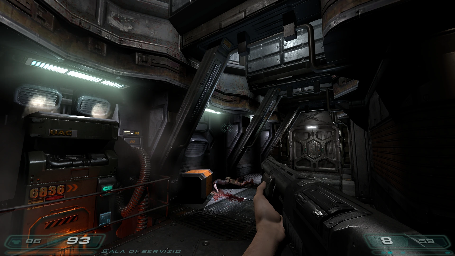 Widok z perspektywy pierwszej osoby trzymający dubeltówkę w ciemnym korytarzu sci-fi z martwym ciałem na podłodze w modzie Doom 3