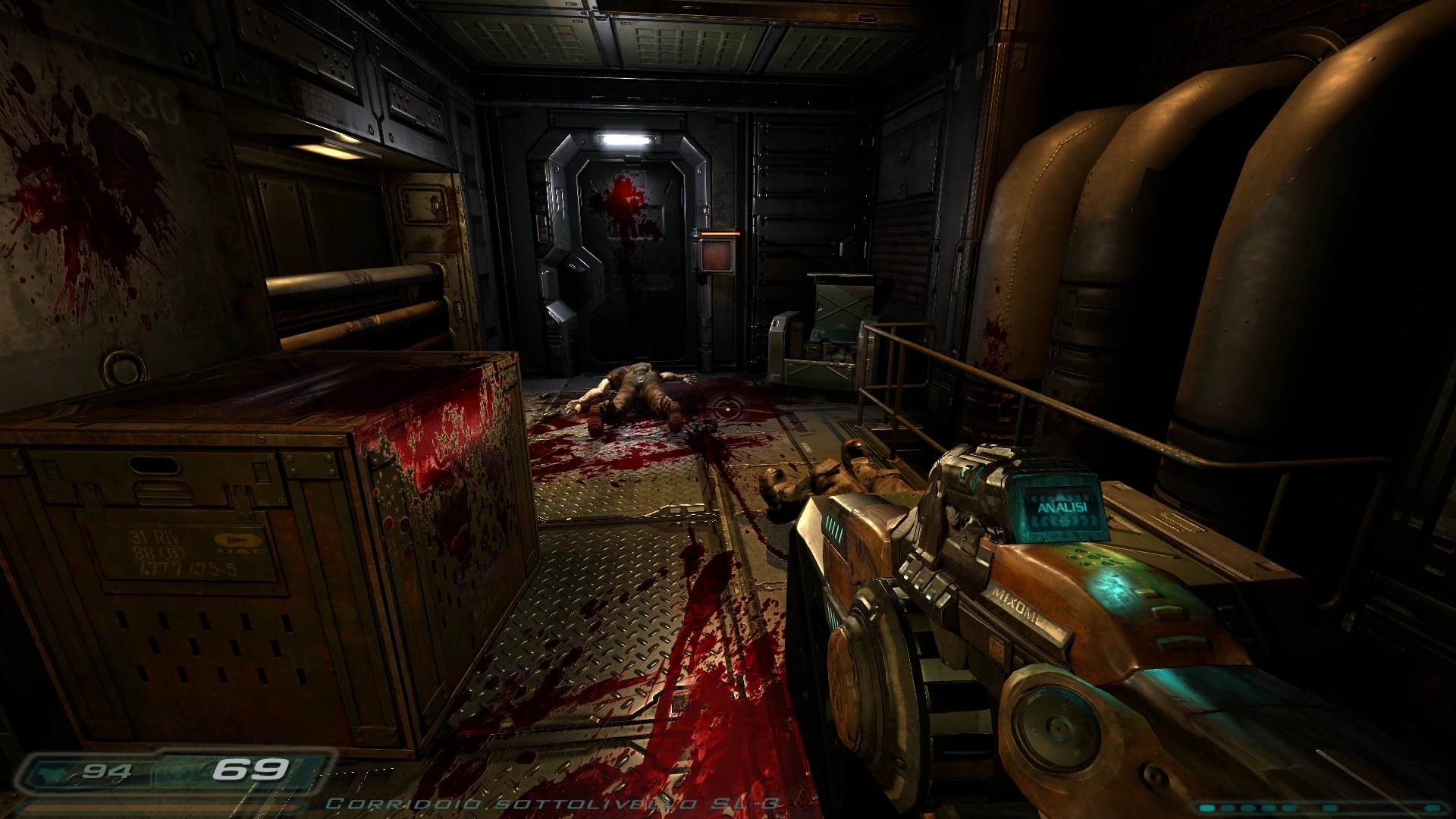 Widok z perspektywy pierwszej osoby w modzie Doom 3 z plamami krwi, poległym żołnierzem i futurystyczną bronią