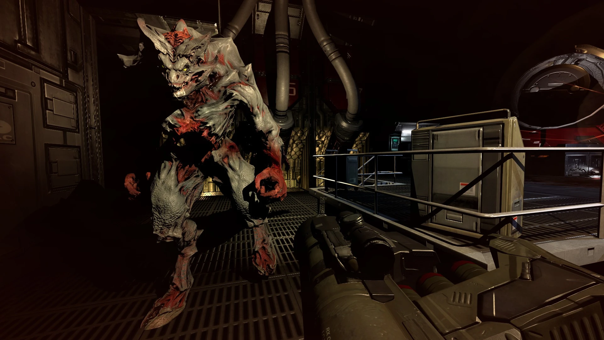 Widok z perspektywy pierwszej osoby gracza stojącego naprzeciw szczegółowego demona w ciemnym, science fiction przemysłowym otoczeniu w modzie Doom 3