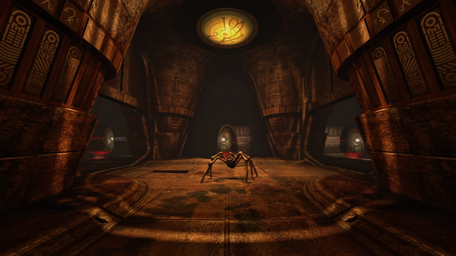 Pająk stoi na środku słabo oświetlonego starożytnego korytarza świątyni z grawerowanymi filarami w modzie Doom 3 HD