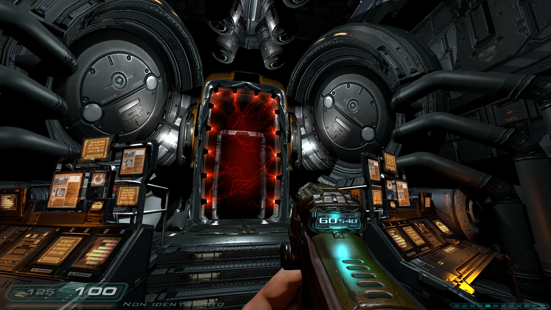 Widok z pierwszej osoby na sci-fi portal z czerwoną energią otoczony konsolami komputerowymi w modzie Doom 3 HD