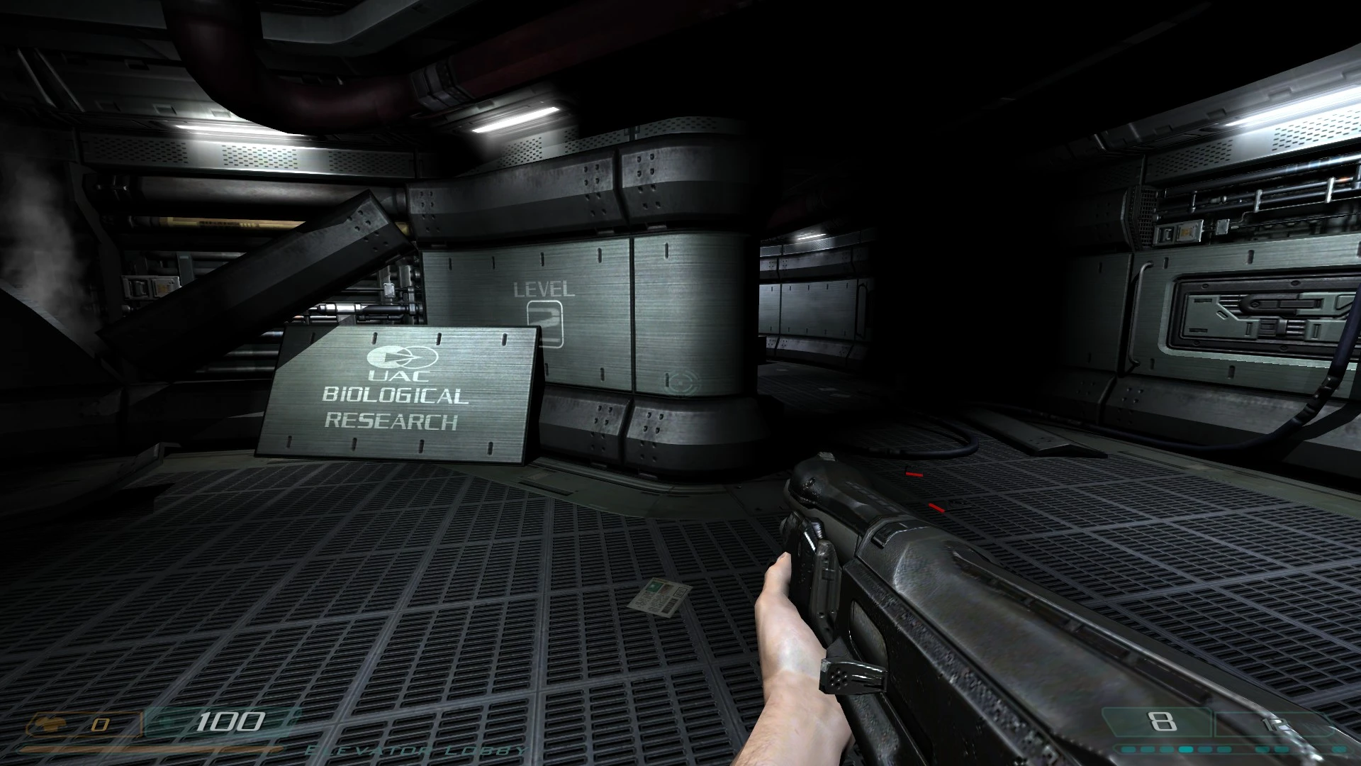 Vista en primera persona con escopeta en pasillo de ciencia ficción etiquetado como UAC Biological Research del mod Doom 3 Enhanced Edition