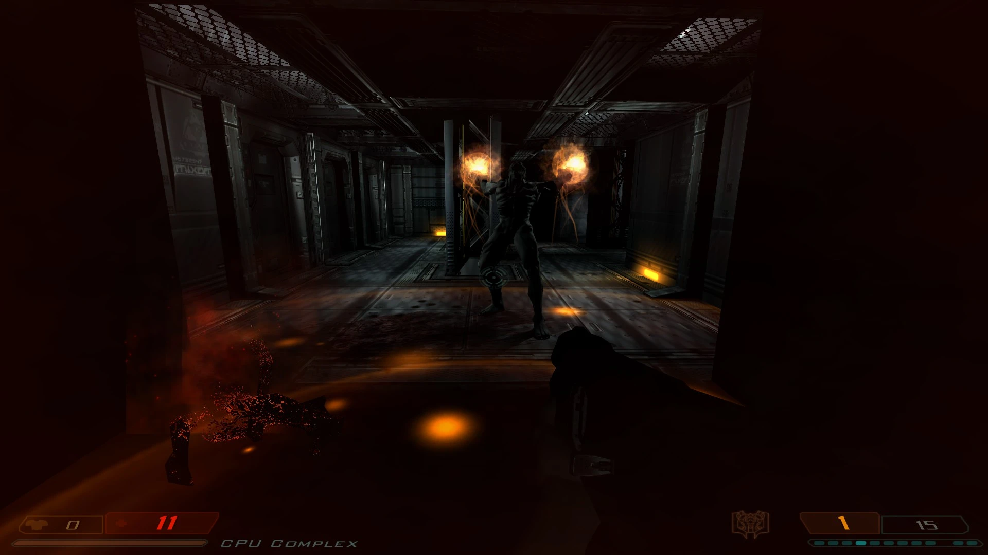 Vista en primera persona del jugador enfrentándose a un demonio oscuro con bolas de fuego en un pasillo industrial oscuro en Doom 3 Enhanced Edition