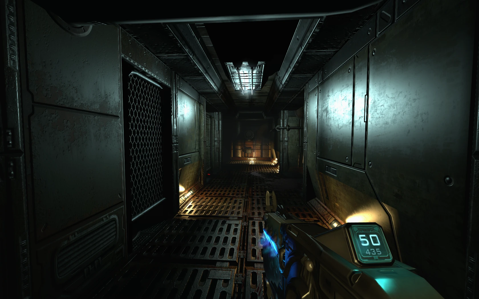 Erste-Person-Ansicht einer futuristischen Waffe in einem dunklen metallischen Korridor im Doom 3 Redux Mod