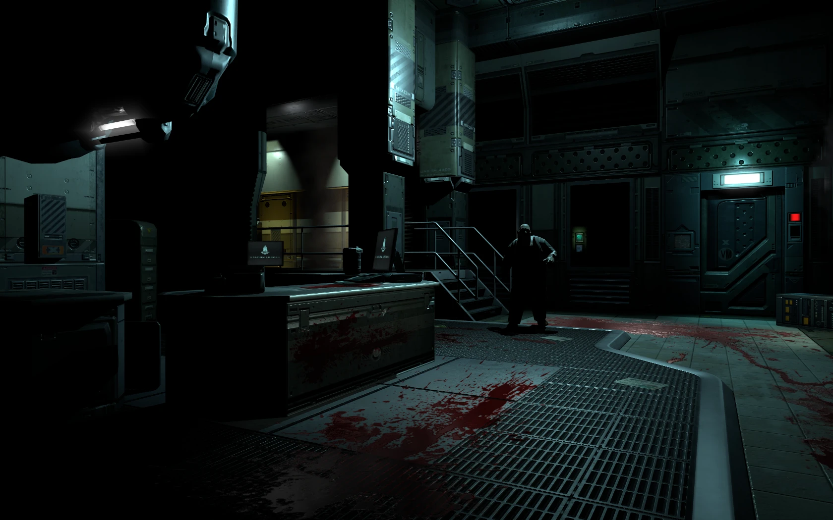 Ingame-Screenshot eines dunklen futuristischen Komplexes mit Blutflecken und einer Schattenfigur im DOOM 3 Redux Mod