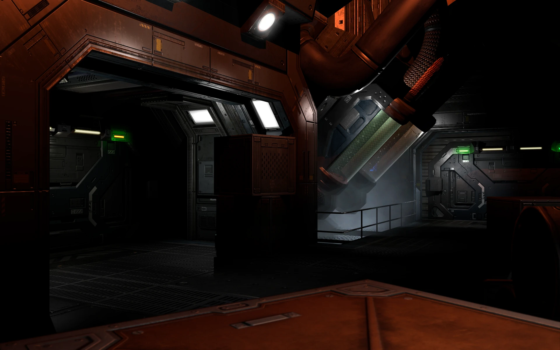 Schwach beleuchteter Industrieflur mit Metallwänden, Rohren und Kisten im Doom 3 Redux Mod
