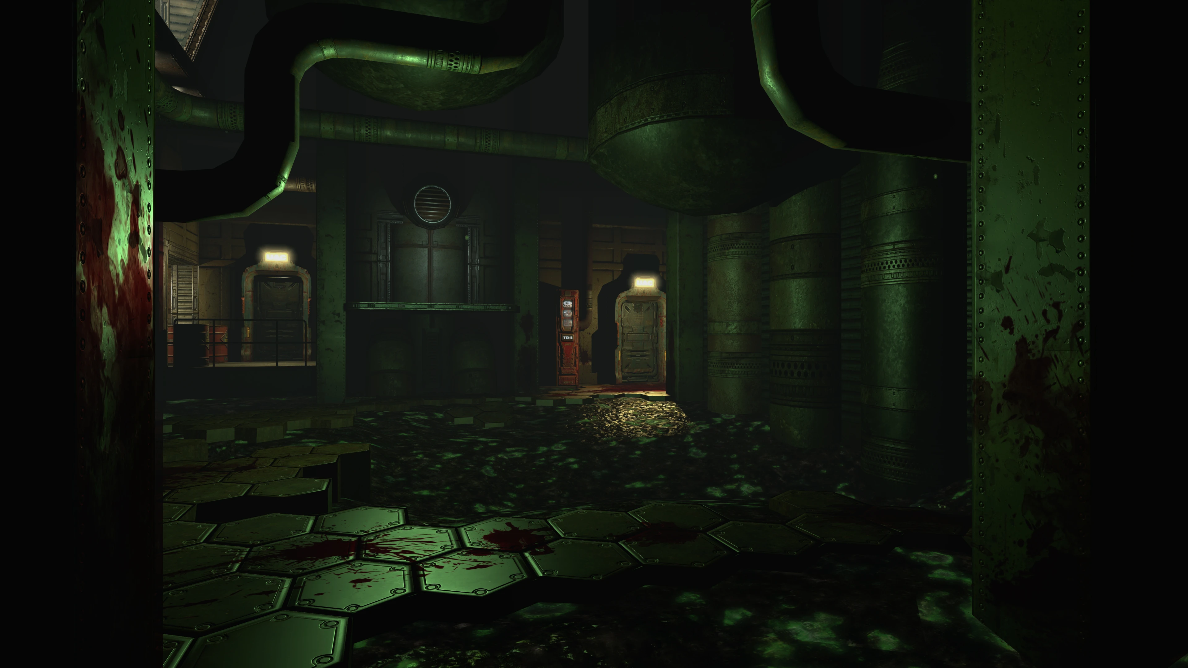 Schwach beleuchteter Industrieflur mit Blutspritzern auf Metallboden und Säulen im Doom 3 Redux Mod