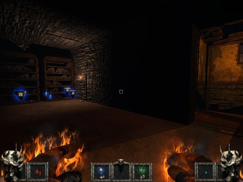 Vista del jugador en el mod Hexen Edge Of Chaos de Doom 3 mostrando manos en fuego y habitación oscura de mazmorra medieval con signos de interrogación azules brillantes