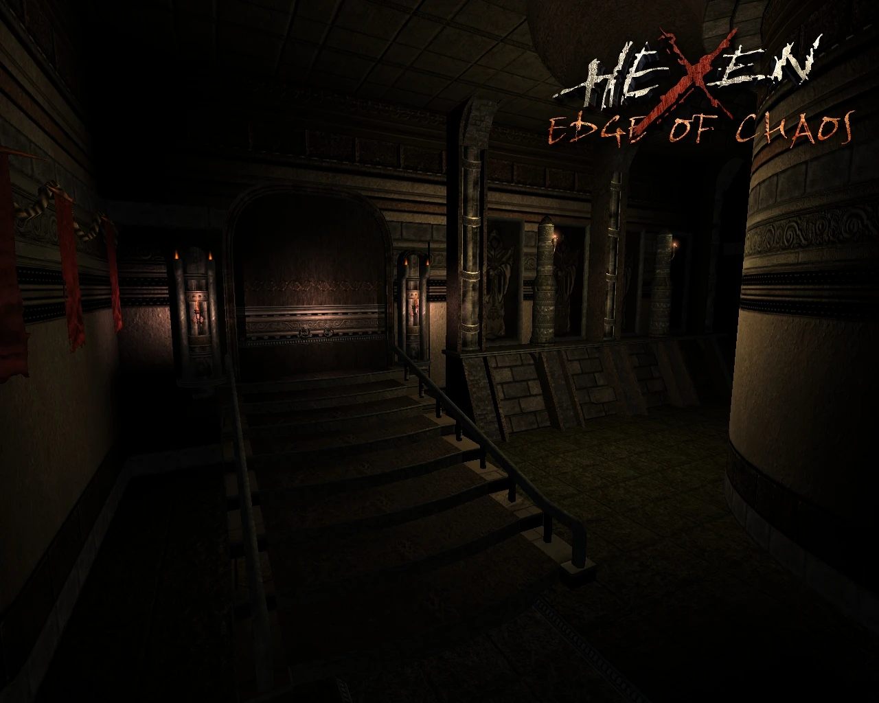 Pasillo antiguo con poca luz, columnas de piedra y escaleras en el mod Hexen Edge Of Chaos de Doom 3