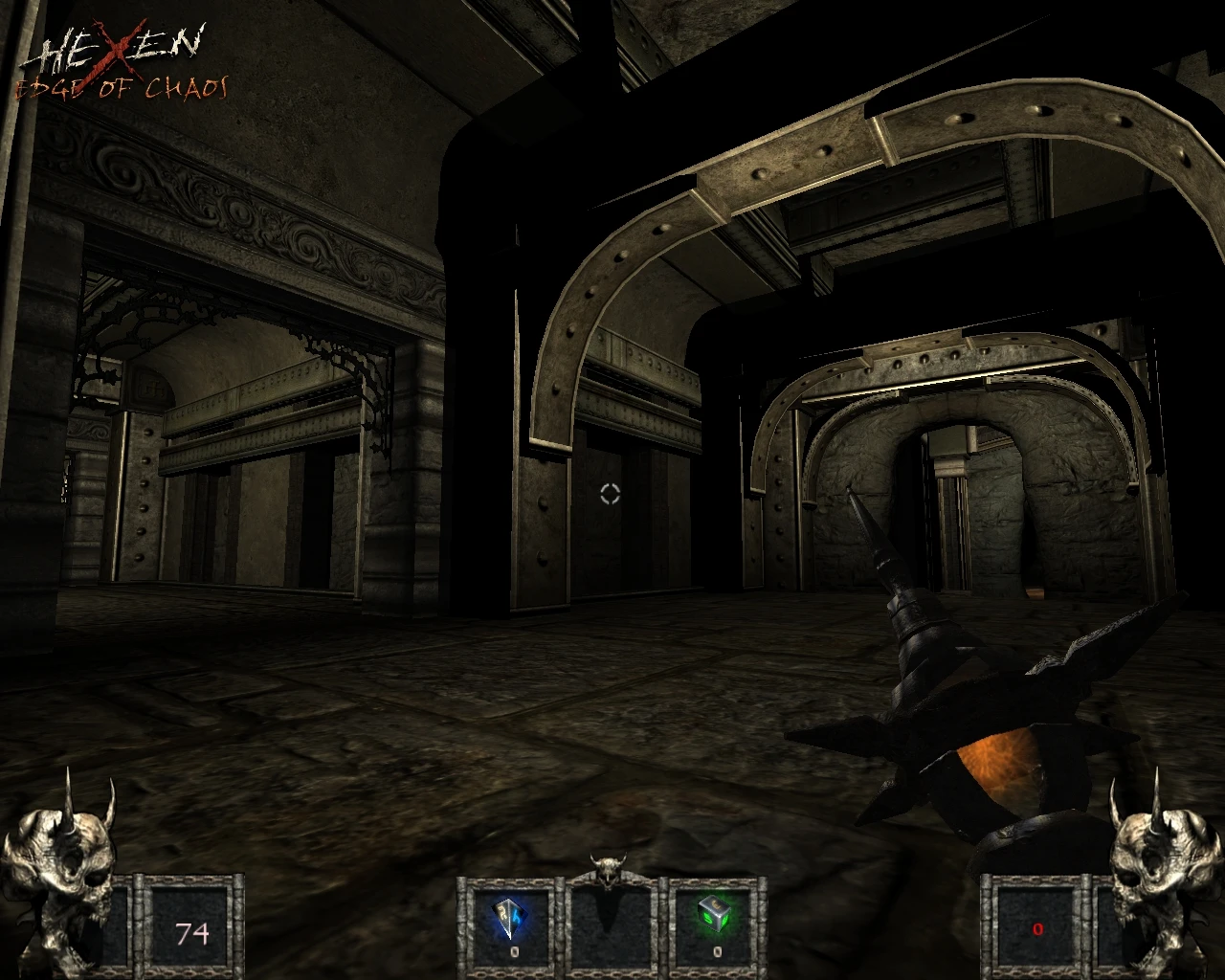 Vista en primera persona de un corredor industrial con arcos metálicos y un arma en mano en mod de Doom 3