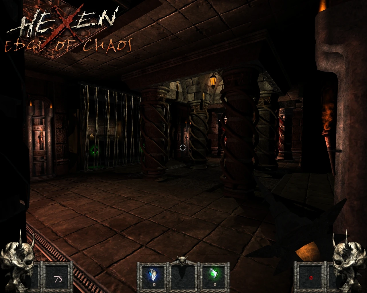 Vista dentro del juego de un interior de mazmorra oscura con columnas retorcidas y HUD de arma maza en el mod Hexen Edge Of Chaos para Doom 3