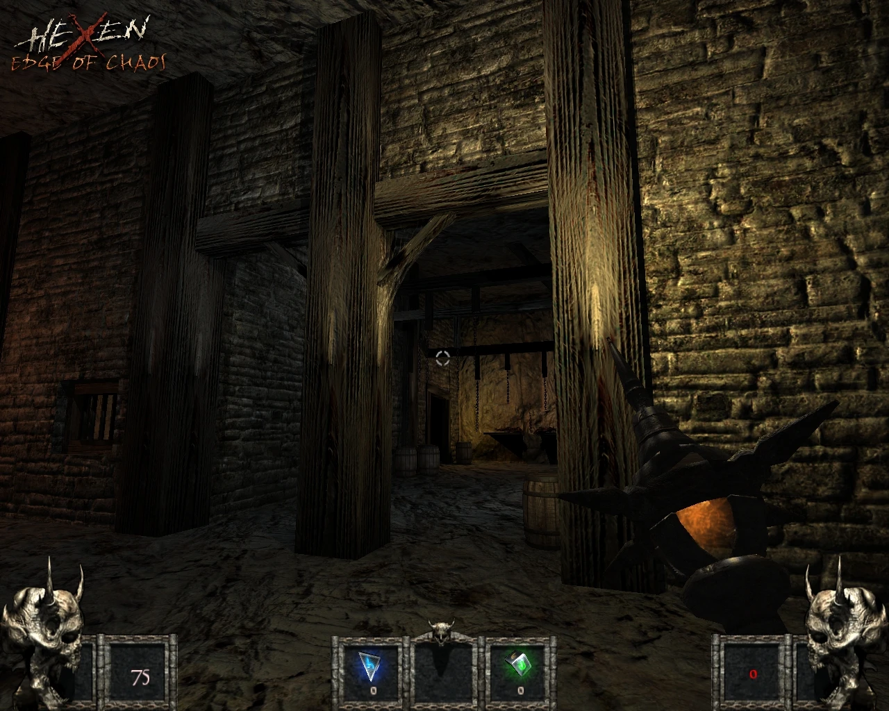 Vista en primera persona de un oscuro pasillo de piedra con vigas de madera en el mod Hexen Edge Of Chaos para Doom 3