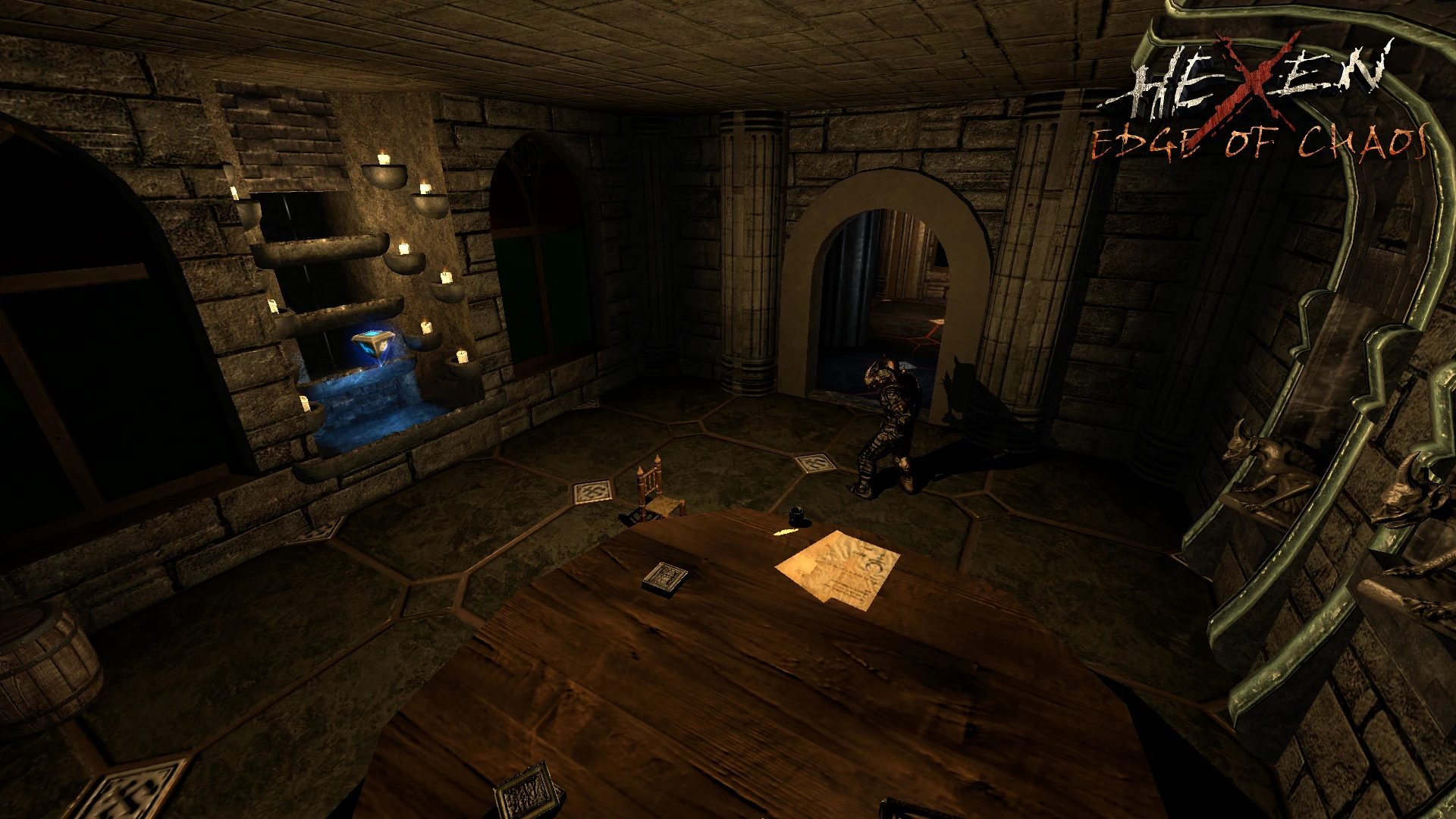 Vista del juego de una habitación con paredes de piedra, velas, mesa con papeles, artefacto brillante y figura con armadura en mod Doom 3 Hexen