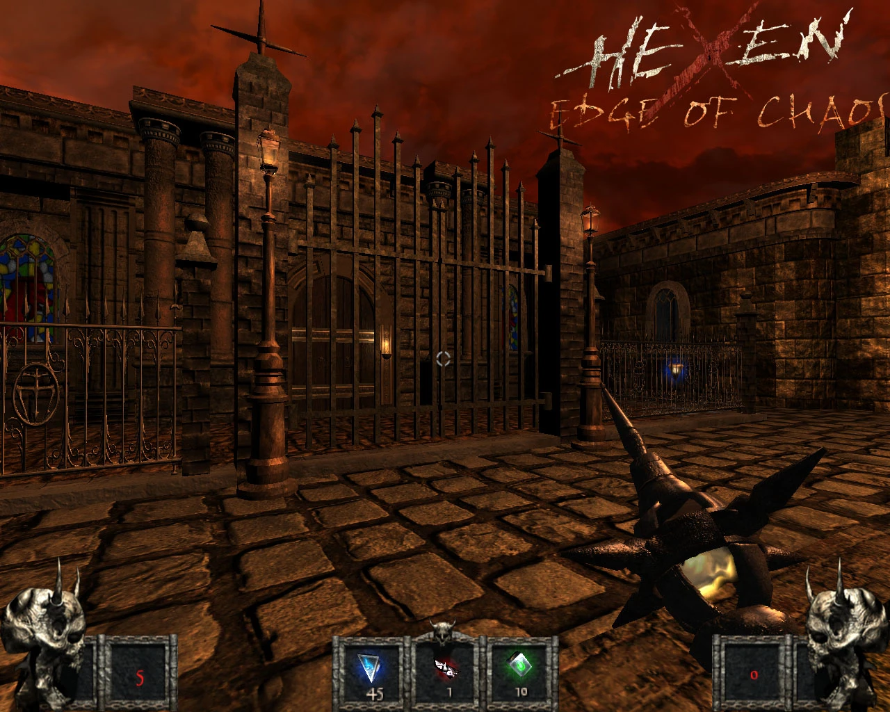 Vista del jugador de una puerta oscura de castillo medieval con cerca metálica con pinchos y armas en HUD en mod de Doom 3