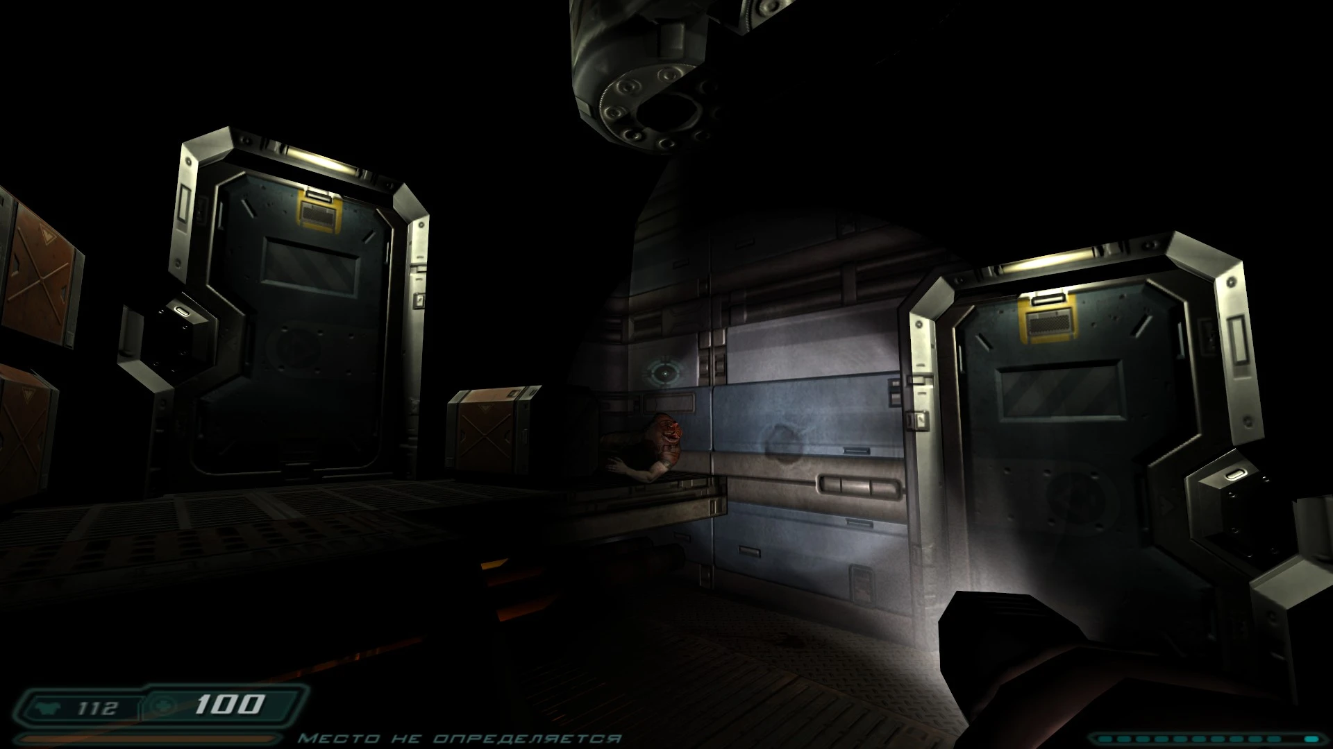 Słabo oświetlony pokój sci-fi z metalowymi drzwiami i groteskową istotą na platformie w modzie iRessurection do Doom 3