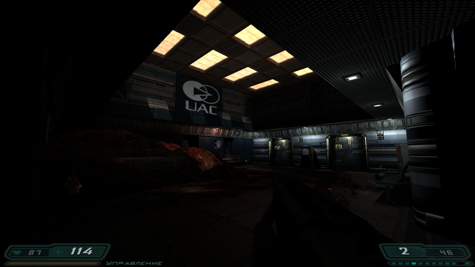 Zrzut ekranu z moda iResurrection do Doom 3 pokazujący słabo oświetlony korytarz z logo UAC i ponumerowanymi drzwiami