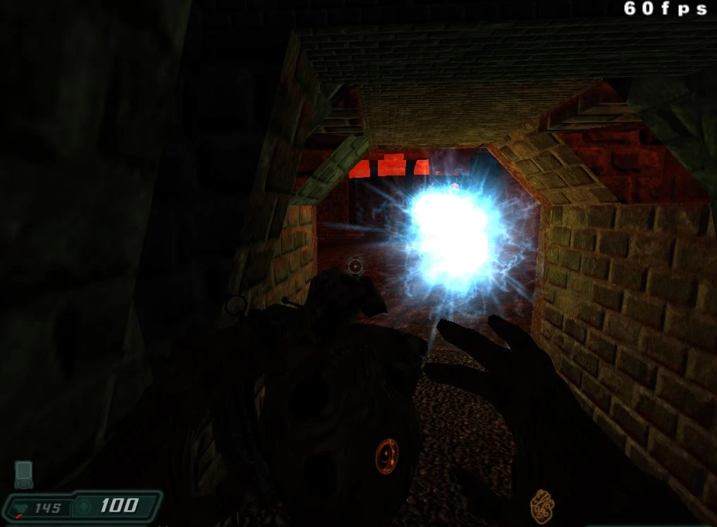 Gracz wystrzeliwuje jasnoniebieski wybuch energii w korytarzu z cegieł w modzie Doom 3 iRessurection
