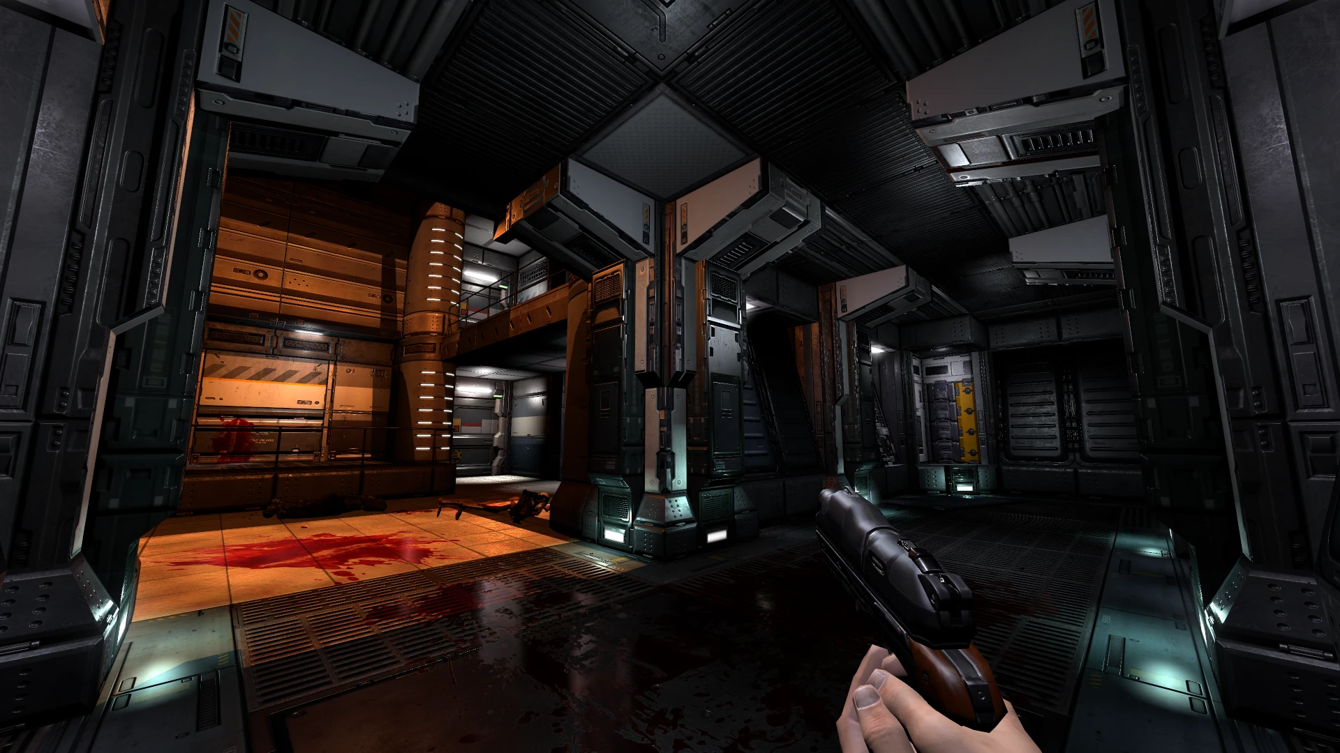 Widok z pierwszej osoby na futurystyczny słabo oświetlony korytarz z rozlaną krwią na podłodze i ścianach w modzie Doom 3 Overdose