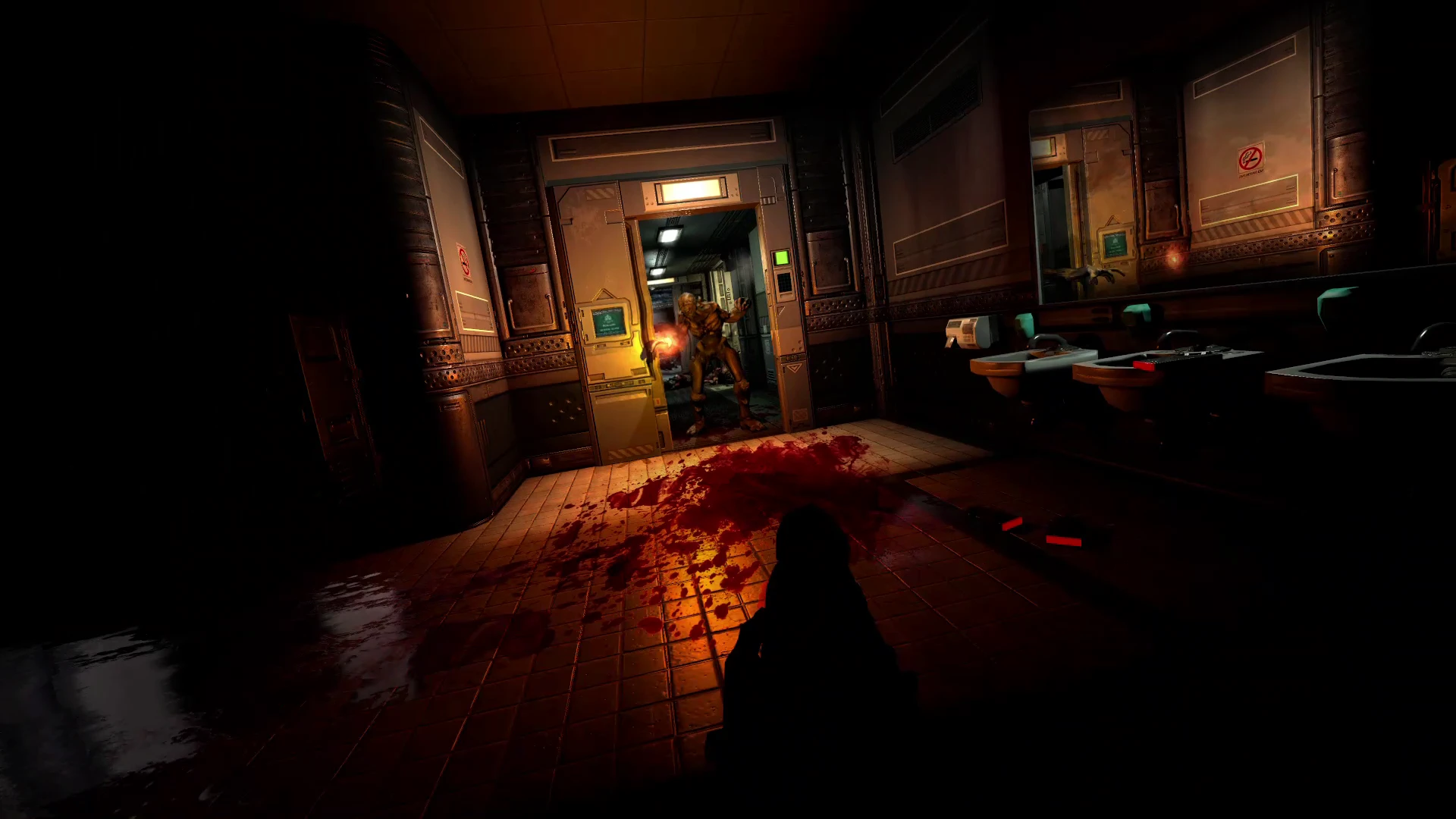 Widok ciemnego korytarza łazienki z krwią na podłodze i potworem atakującym w drzwiach w modzie Doom 3 Overdose