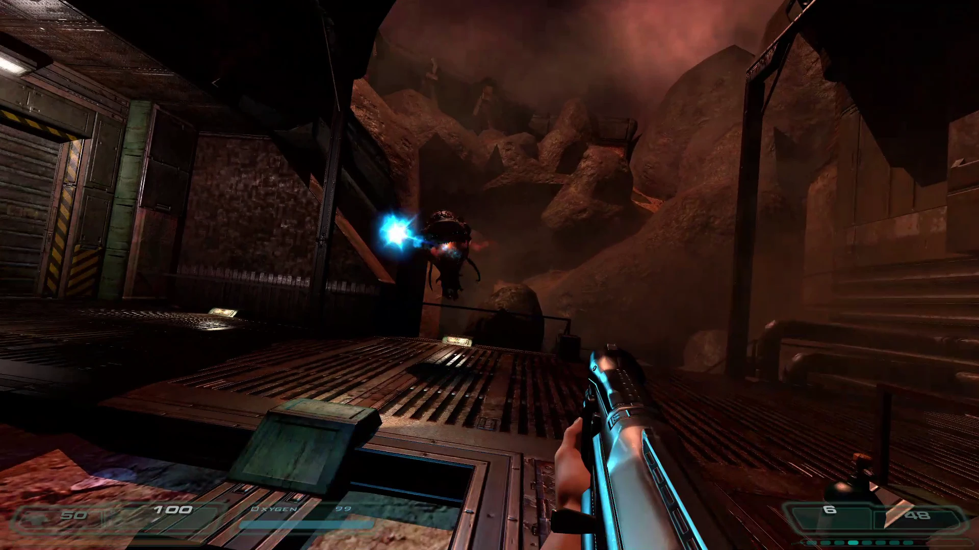 Gracz strzela z broni plazmowej do unoszącego się wroga w modzie Doom 3 Overdose