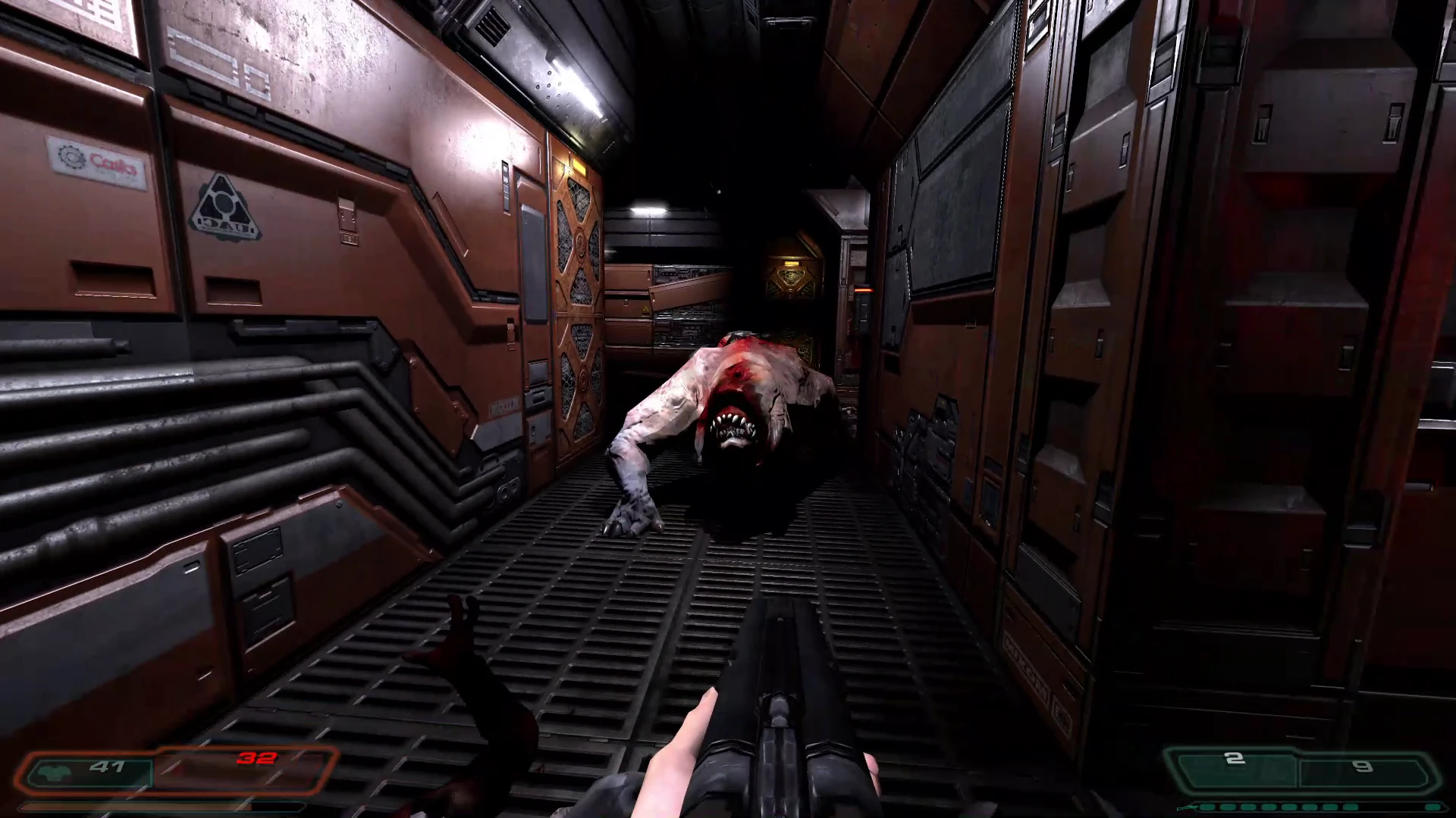 Gracz celuje z strzelby w pełzającą krwawą kreaturę w metalowym korytarzu moda Overdose do Doom 3