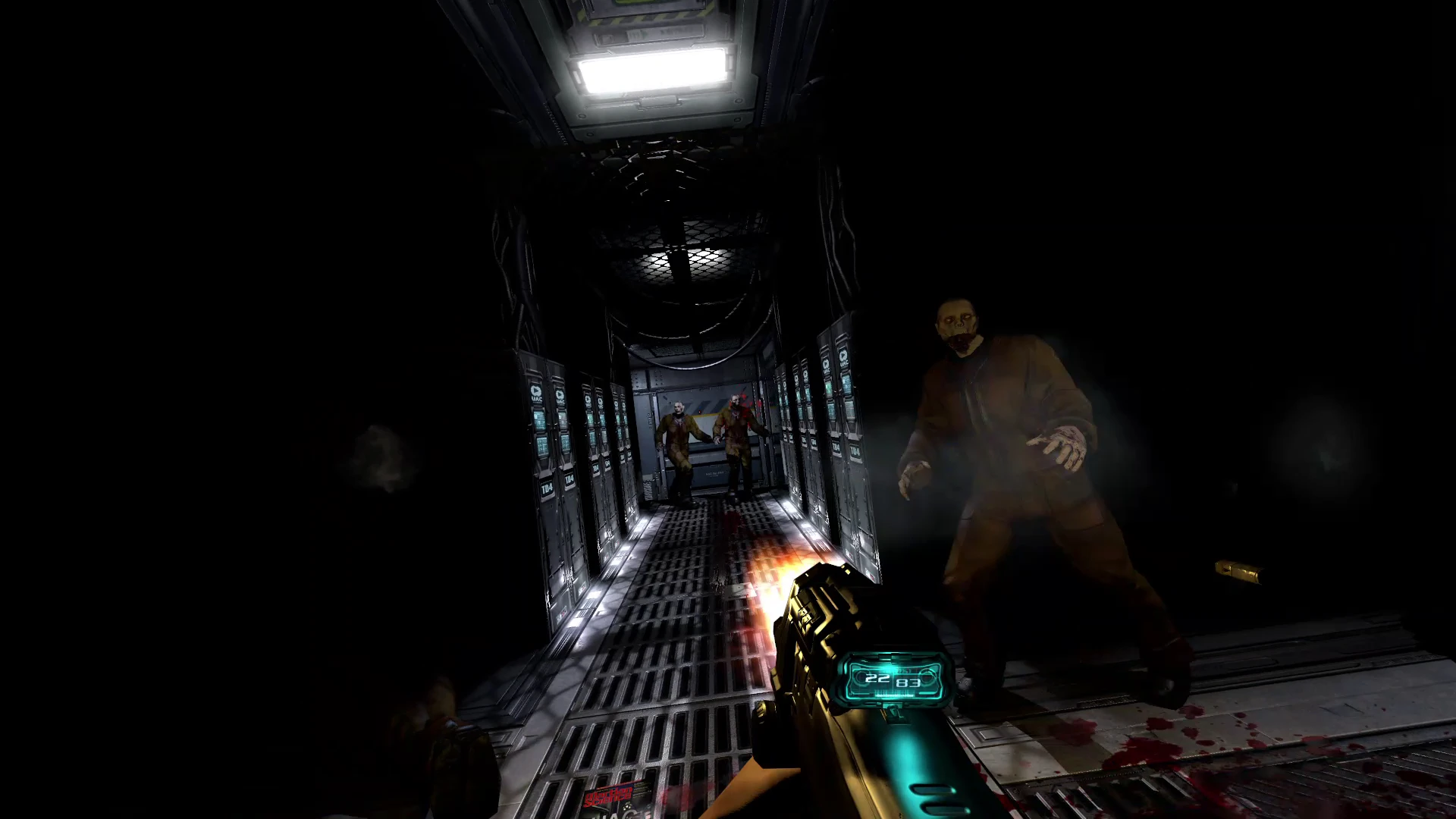 Gracz strzelający do zombie w metalowym korytarzu oświetlonym światłami sufitowymi w modzie Doom 3 Overdose
