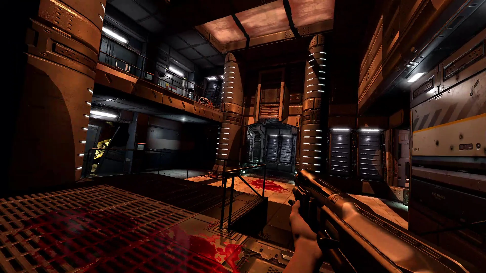 Widok z pierwszej osoby na strzelbę w ciemnym przemysłowym laboratorium sci-fi z plamami krwi na podłodze w modzie Doom 3 Overdose