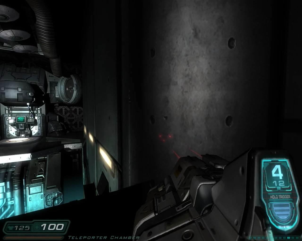 Zrzut ekranu z gry pokazujący futurystyczną broń z licznikiem amunicji w ciemnym środowisku sci-fi w modzie Overthinked do Doom 3