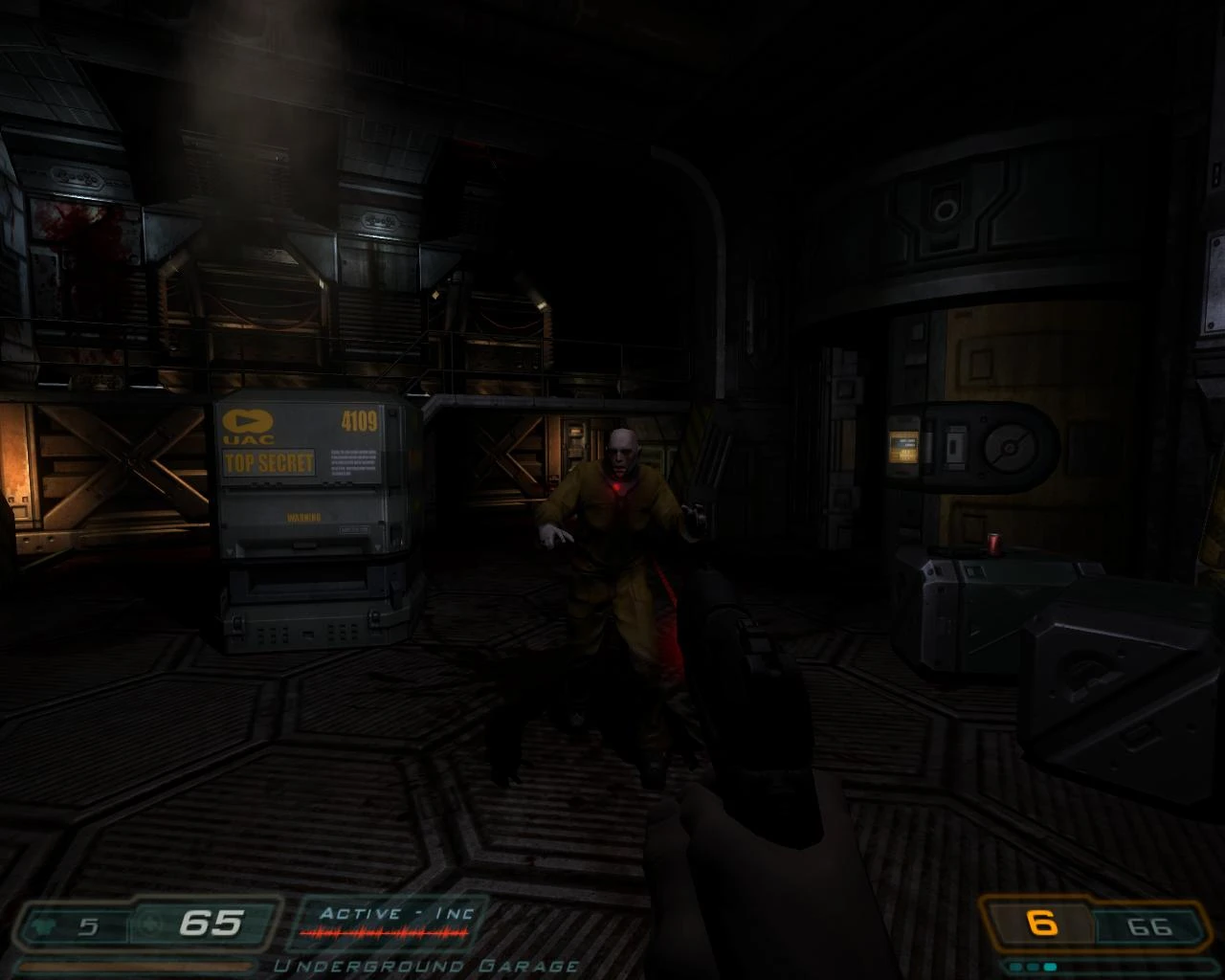 Gracz celuje pistoletem w nadchodzącego wroga w ciemnym podziemnym garażu moda Doom 3 Overthinked Doom 3
