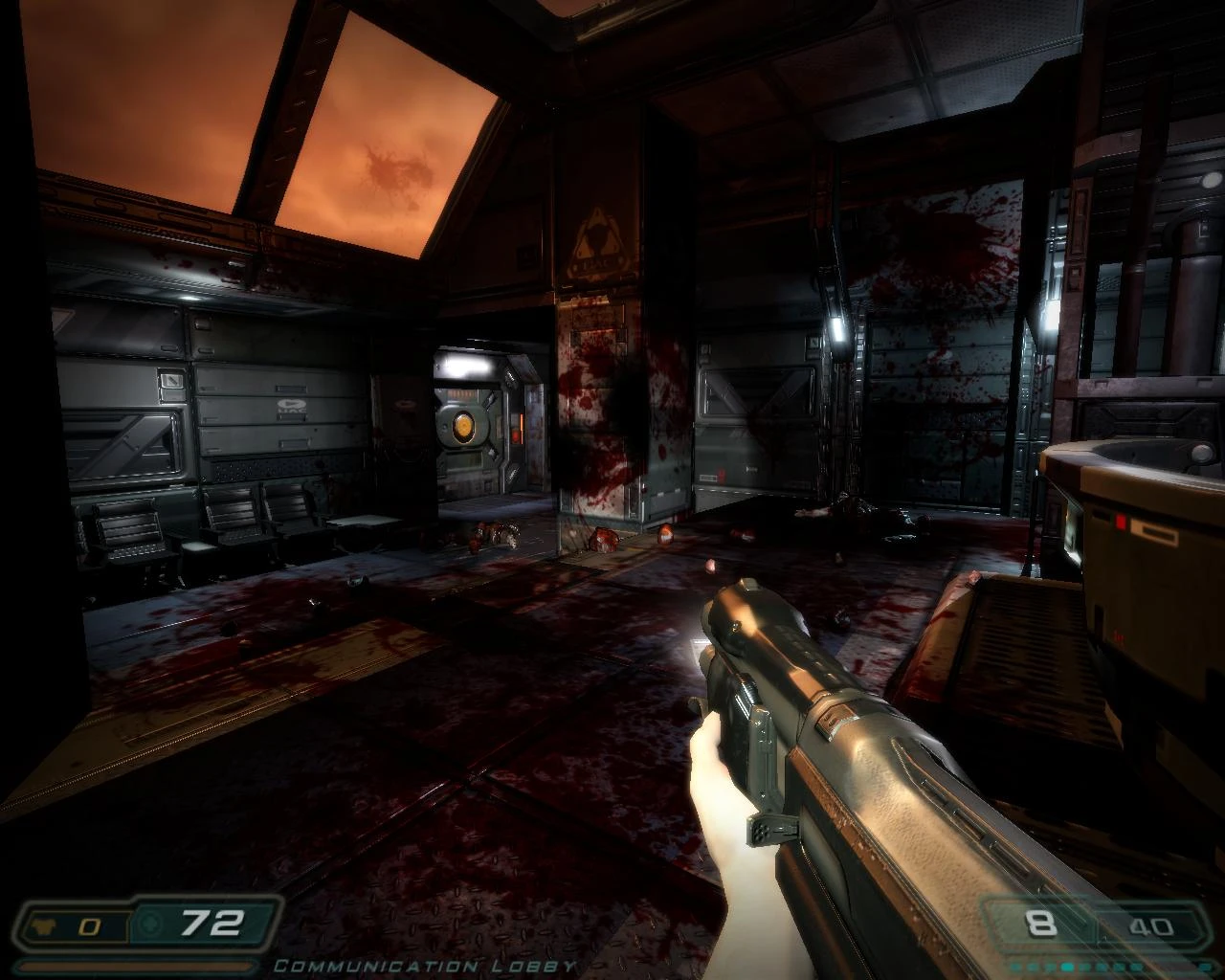 Widok z pierwszej osoby na pokrytą krwią sci-fi halę komunikacyjną w modzie Doom 3 Overthinked Doom 3