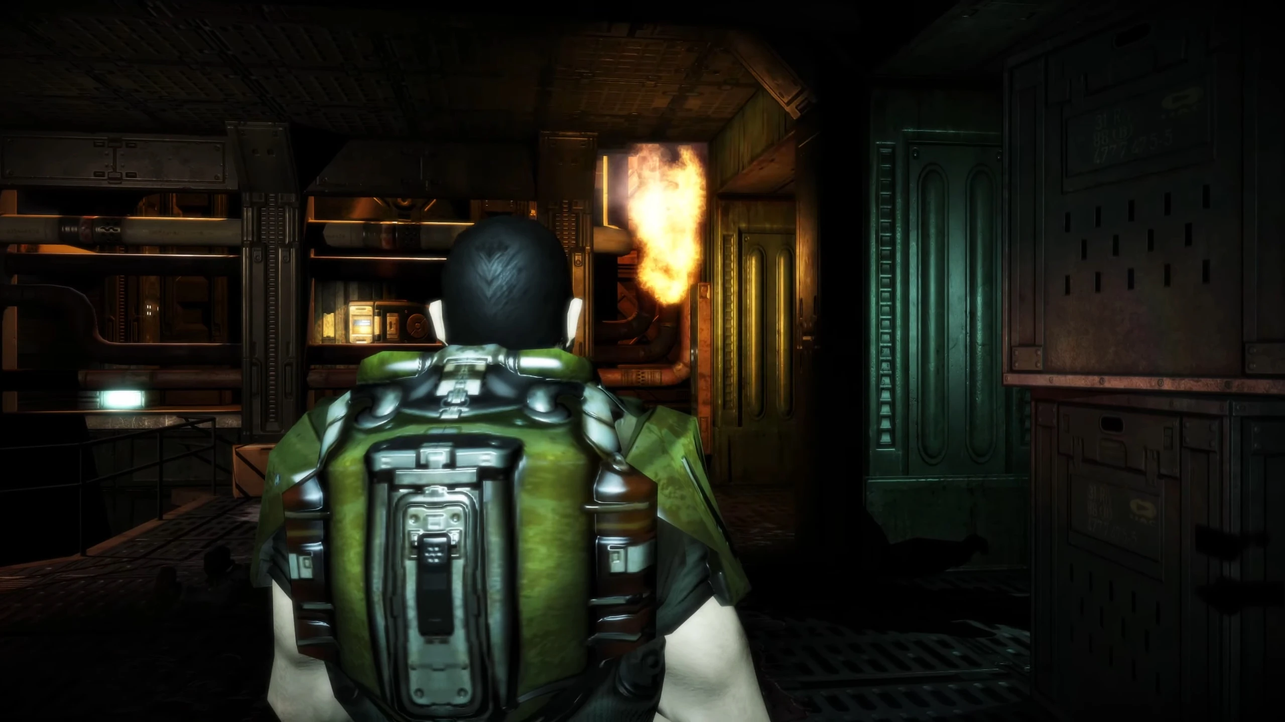 Żołnierz w zielonej zbroi eksploruje ciemny przemysłowy korytarz z płomieniami na ścianie w modzie Overthinked Doom 3