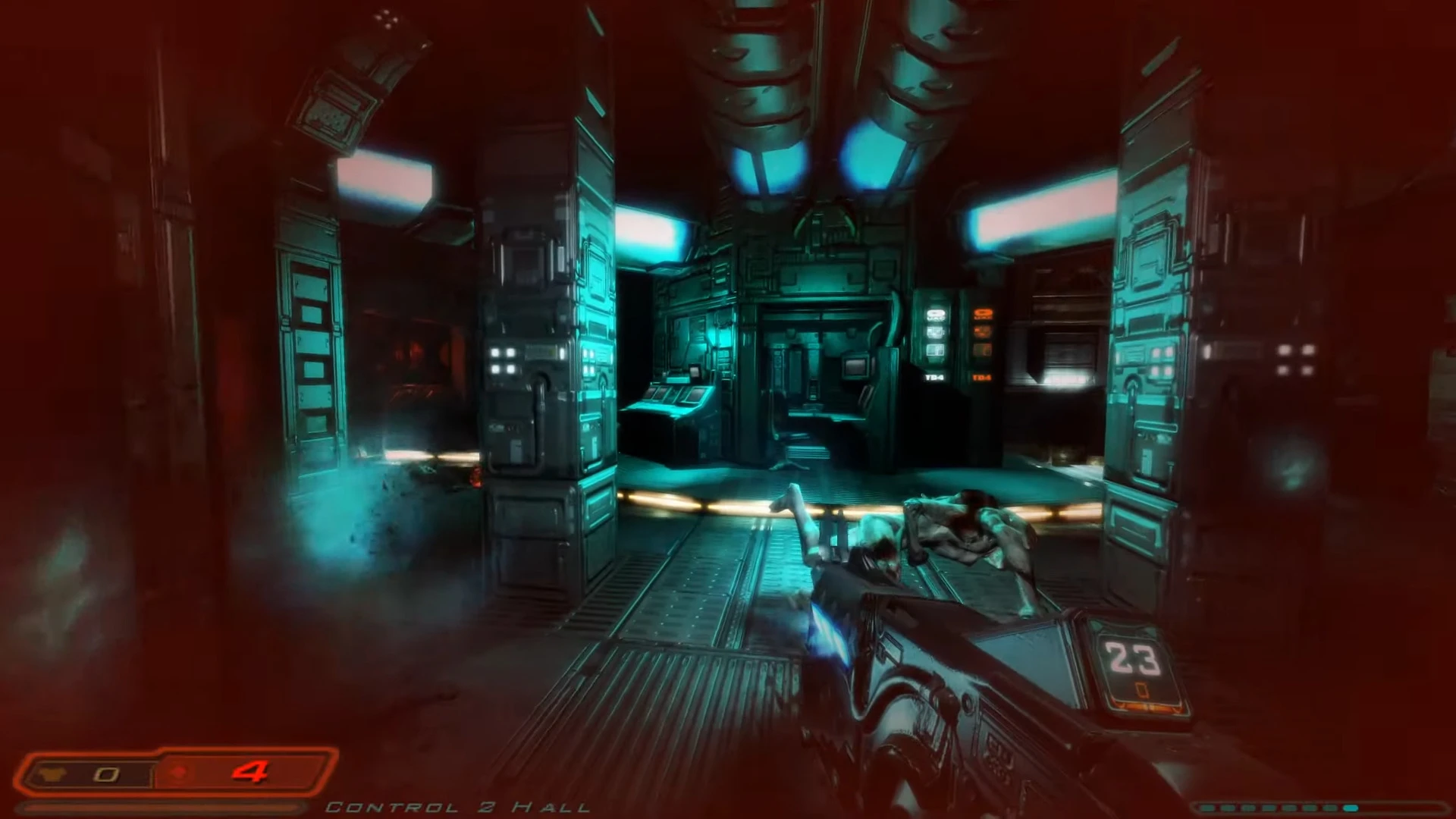 Gracz trzyma futurystyczną broń stojąc naprzeciw kreatury w słabo oświetlonym przemysłowym pomieszczeniu w modzie Overthinked do Doom 3