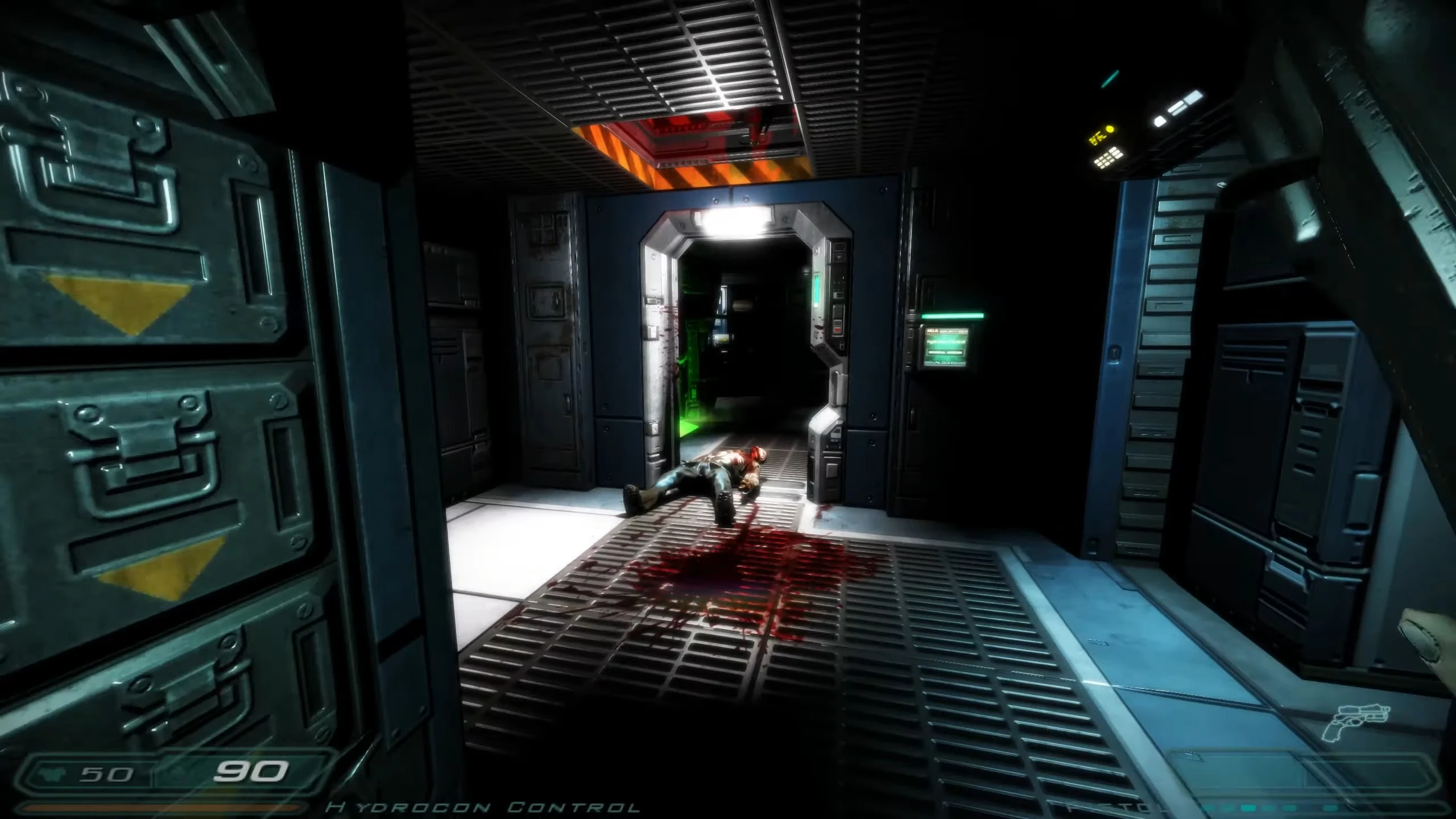Widok ciemnego metalowego korytarza z martwym ciałem i krwią na podłodze w modzie Overthinked Doom 3 do Doom 3