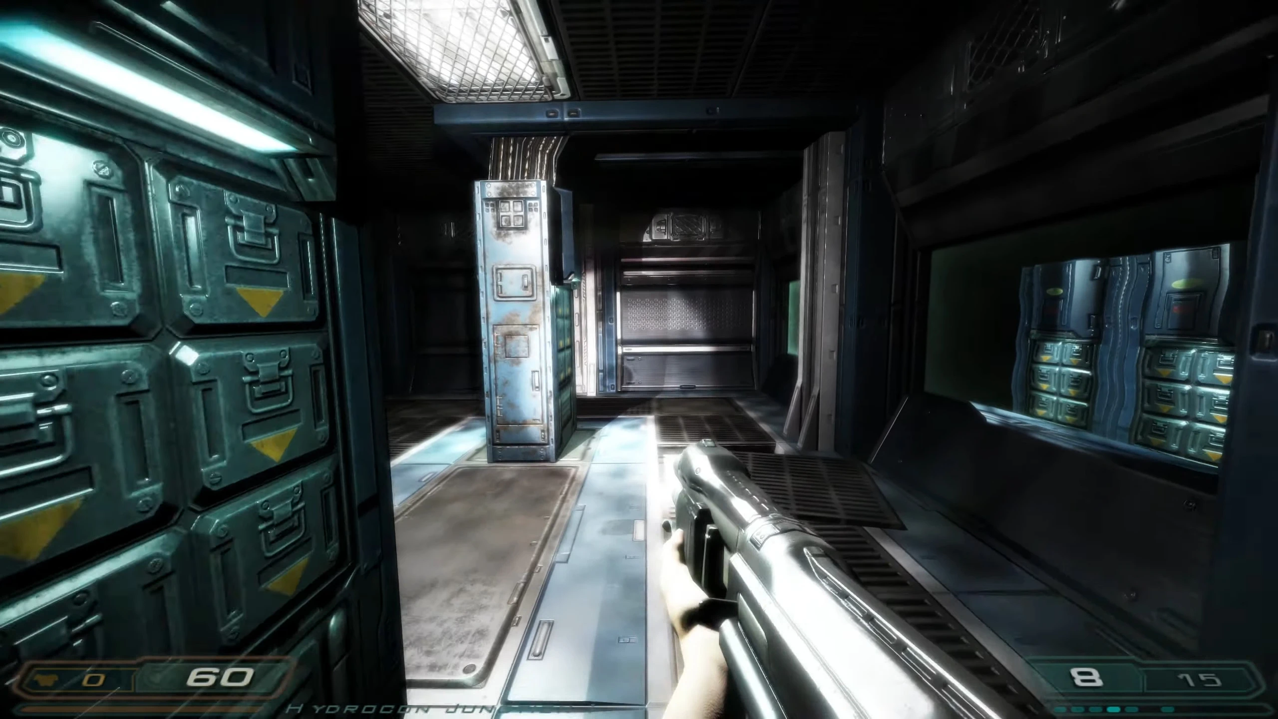 Widok z perspektywy pierwszej osoby w metalicznym korytarzu sci-fi z wyposażoną strzelbą w modzie Overthinked do Doom 3