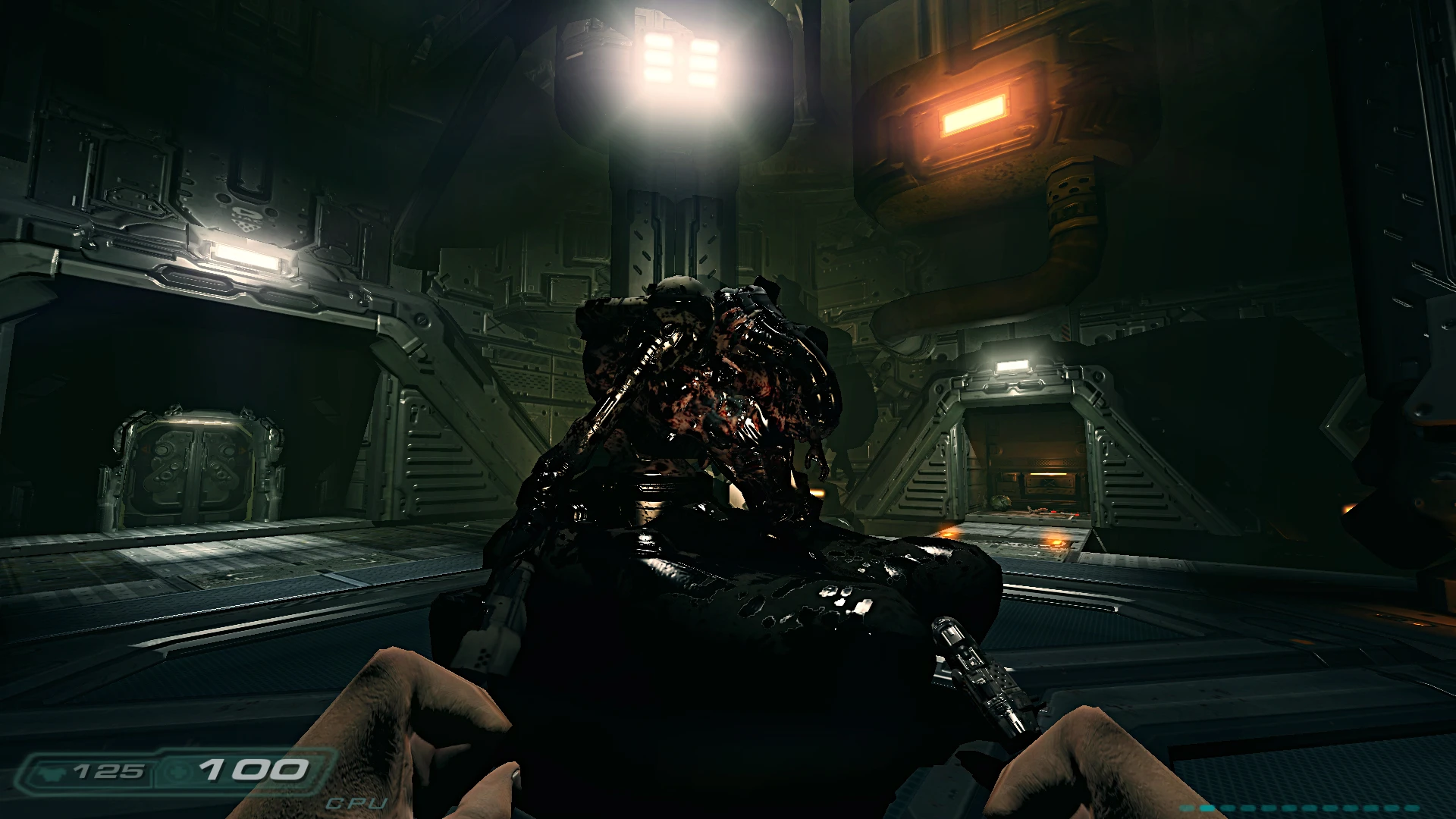 Vista del jugador enfrentando una criatura oscura en un entorno industrial de ciencia ficción en el mod Doom 3