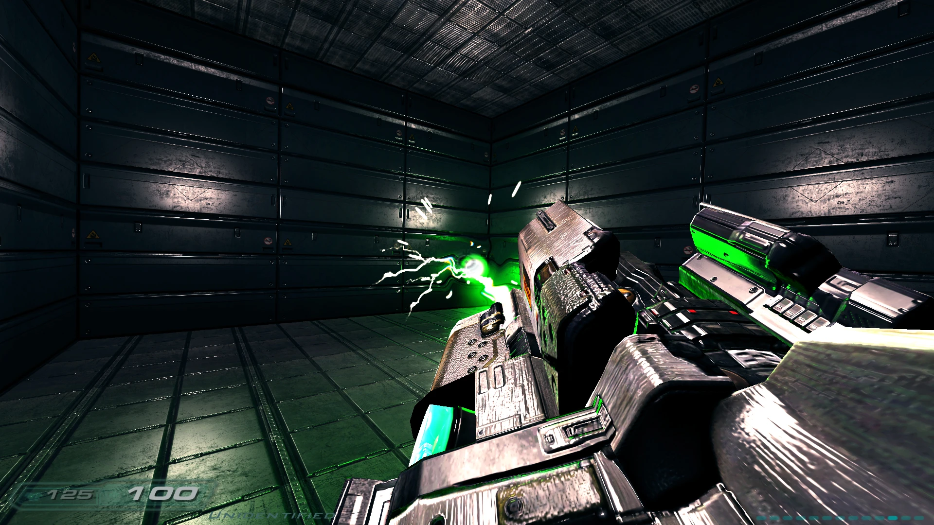 Vista en primera persona de un arma metálica futurista disparando energía eléctrica verde en una sala industrial oscura en el mod de Doom 3