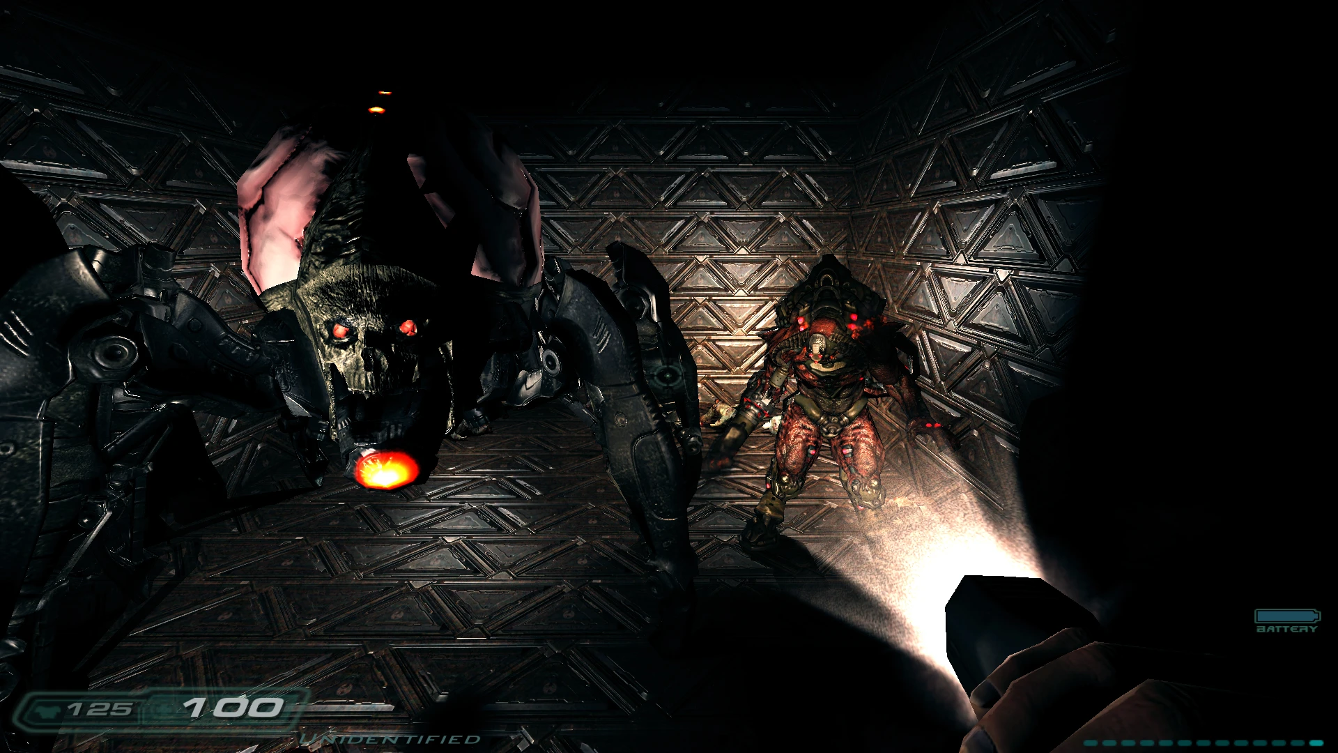 Jugador usando linterna para enfrentar dos monstruos amenazantes dentro de una sala metálica triangular en Doom 3