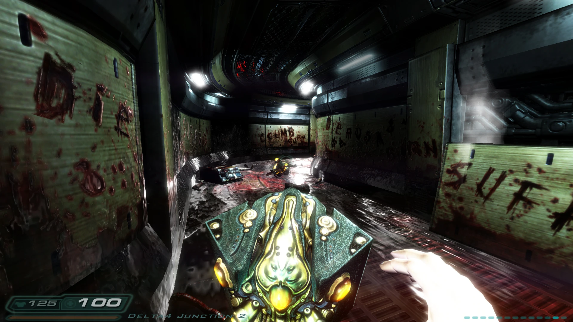 Jugador sosteniendo un arma alienígena en un pasillo de ciencia ficción manchado de sangre con iluminación misteriosa en mod de Doom 3